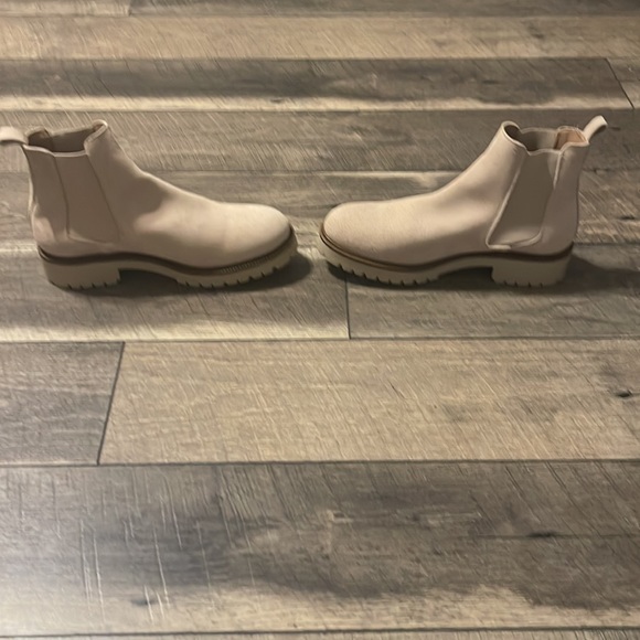 NWOB Enzo Angiolini Chelsea Boots - Picture 8 of 10